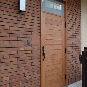 広い庭のある家 玄関扉