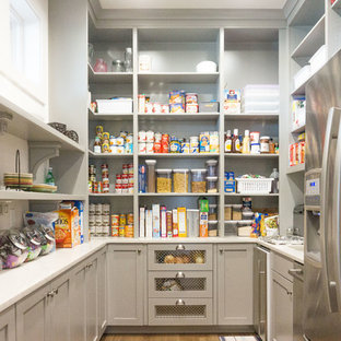 Idées déco pour une grande arrière-cuisine classique en U avec un évier encastré, un placard à porte shaker, des portes de placard grises, un plan de travail en marbre, une crédence blanche, une crédence en dalle de pierre, un électroménager en acier inoxydable et un sol en bois clair.