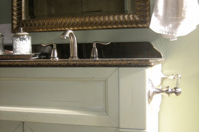 Inspiration for a timeless bathroom remodel in Los Angeles