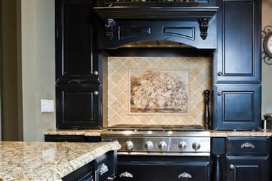 Example of a classic kitchen design in Cleveland