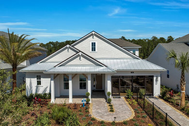 Großes, Zweistöckiges Maritimes Einfamilienhaus mit weißer Fassadenfarbe in Jacksonville