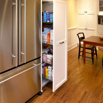 Slide-out pantry