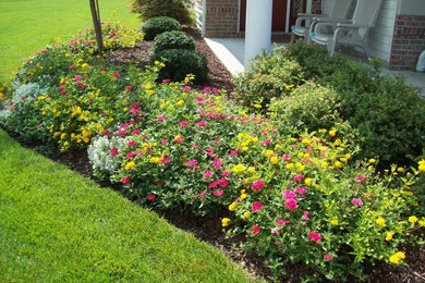 Inspiration for a traditional landscaping in Cleveland.