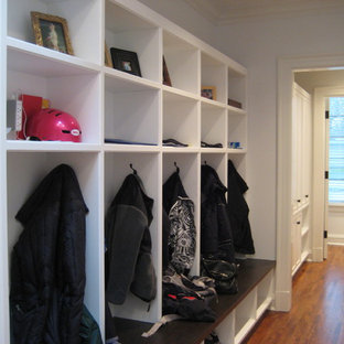 Idéer för en klassisk hall, med vita väggar och mörkt trägolv