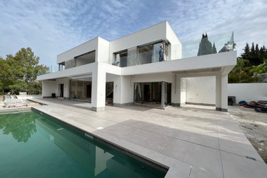 Ispirazione per una grande piscina monocorsia minimalista personalizzata davanti casa con piastrelle
