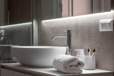 Immagine di una stanza da bagno contemporanea con ante beige, doccia a filo pavimento, lavabo a bacinella e un lavabo