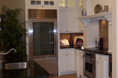 Kitchen - traditional kitchen idea in Phoenix