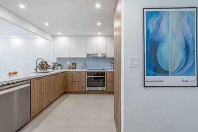 Kitchen - eclectic kitchen idea in Miami