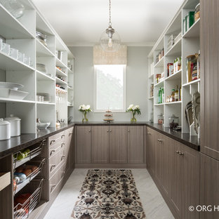 Idéer för mellanstora vintage kök, med luckor med upphöjd panel, vita skåp, granitbänkskiva, rostfria vitvaror, klinkergolv i keramik och vitt golv