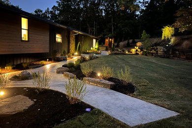 Foto de camino de jardín de secano de estilo americano grande en patio delantero con exposición total al sol, adoquines de piedra natural y con piedra