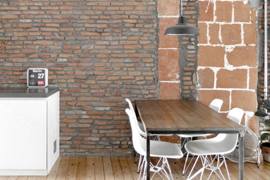 Aménagement d'une salle à manger industrielle.