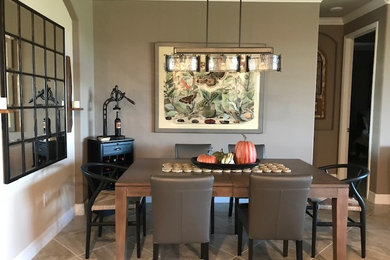 Exemple d'une petite salle à manger ouverte sur le salon éclectique avec un mur gris, un sol en carrelage de porcelaine et un sol beige.