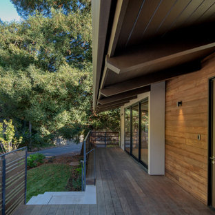 サンフランシスコのモダンスタイルのおしゃれな家の外観 (木材サイディング、茶色い外壁、切妻屋根、戸建、金属屋根) の写真