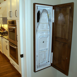 Laundry room - traditional laundry room idea in Chicago