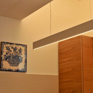 Lampada After Eight, una strip led sospesa.