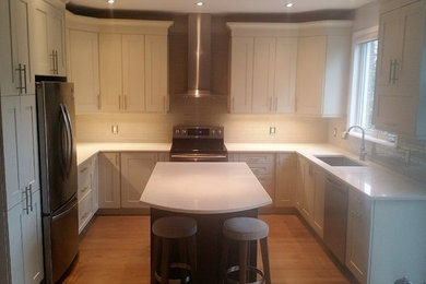 Kitchen photo in Toronto