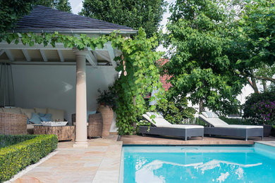Mittelgroßer Klassischer Pool in rechteckiger Form mit Natursteinplatten in Hamburg