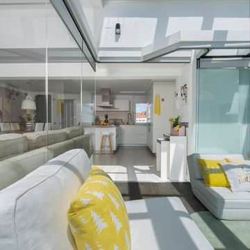 Una cocina blanca abierta al resto de la casa