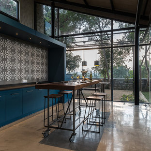 Ejemplo de cocina contemporánea, de tamaño medio, con puertas de armario azules