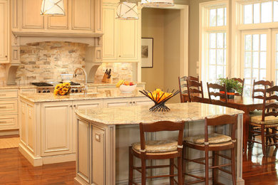 Kitchen - traditional kitchen idea in Charleston