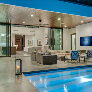 タンパの小さいオーダーメイドモダンスタイルのおしゃれなプール (噴水、コンクリート板舗装 ) の写真