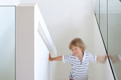 Источник вдохновения для домашнего уюта: п-образная лестница среднего размера в современном стиле с крашенными деревянными ступенями и крашенными деревянными подступенками