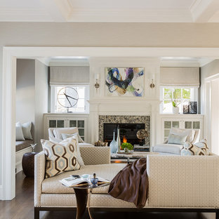 Ispirazione per un piccolo soggiorno tradizionale chiuso con sala formale, pareti beige, parquet scuro, cornice del camino piastrellata e nessuna TV