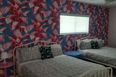 Ejemplo de dormitorio contemporáneo de tamaño medio sin chimenea con paredes blancas y papel pintado