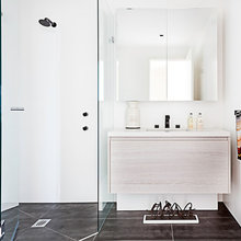 Ensuite Upstairs