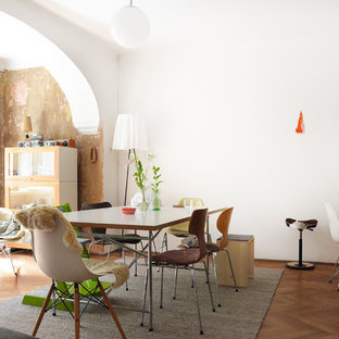 ドレスデンの中サイズのエクレクティックスタイルのLDKの画像 (無垢フローリング、白い壁)