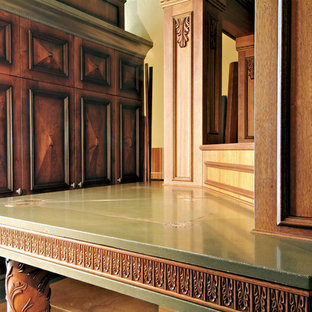 マイアミの大きいエクレクティックスタイルのおしゃれな着席型バー (家具調キャビネット、中間色木目調キャビネット、コンクリートカウンター、茶色いキッチンパネル、木材のキッチンパネル、コンクリートの床、グレーの床、緑のキッチンカウンター) の写真