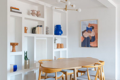 Exemple d'une salle à manger moderne avec un mur blanc, parquet clair et un sol beige.