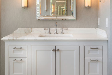 Example of a minimalist bathroom design in Chicago