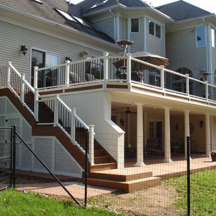 ニューヨークの大きいトラディショナルスタイルのおしゃれな裏庭のデッキ (ファイヤーピット、張り出し屋根) の写真