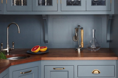Home bar - traditional home bar idea in Portland Maine