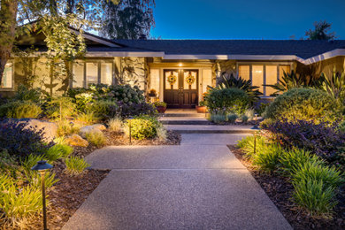 Elegant home design photo in Sacramento