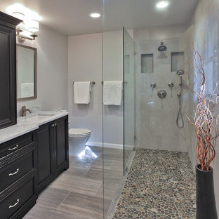 Badezimmer mit grauen Fliesen Ideen, Design & Bilder - Oktober 2020