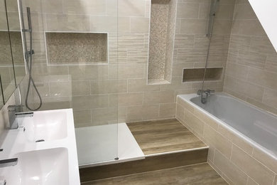 Aménagement d'une salle de bain principale contemporaine de taille moyenne avec un placard à porte plane, des portes de placard blanches, une baignoire encastrée, une douche ouverte, WC suspendus, un carrelage beige, des carreaux de céramique, un mur beige, un sol en vinyl, un plan vasque, un sol marron, un plan de toilette blanc, une niche, meuble double vasque et meuble-lavabo suspendu.