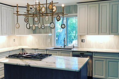 Mid-sized transitional l-shaped eat-in kitchen in Kansas City with an undermount sink, recessed-panel cabinets, distressed cabinets, quartz benchtops, grey splashback, ceramic splashback, stainless steel appliances, dark hardwood floors, with island, brown floor and multi-coloured benchtop.