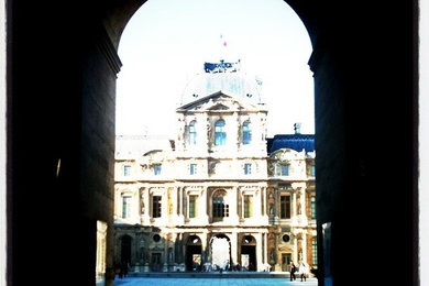 Aménagement d'un très grand vestibule romantique avec un mur beige, un sol en marbre, une porte double et une porte rouge.