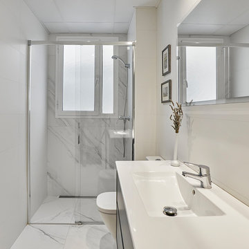 Cocina acogedora y baño con mármol veteado