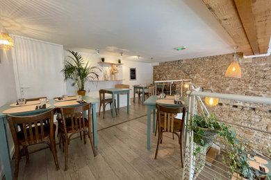 Imagen de comedor de estilo de casa de campo pequeño con paredes blancas y suelo de madera clara