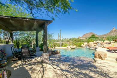 Design ideas for a traditional landscaping in Phoenix.
