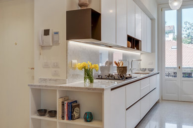 Ispirazione per una cucina minimalista con lavello sottopiano, ante bianche, top in marmo, pavimento alla veneziana e pavimento beige