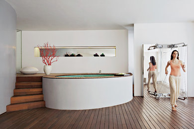 Example of a transitional bathroom design in Tokyo