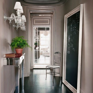 Inspiration för en stor eklektisk foajé, med metallisk väggfärg, mörkt trägolv och svart golv