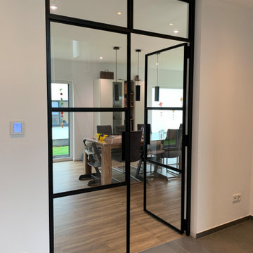 Lichtdurchfluteter Blickfang: Zweiflüglige Lofttür mit Oberlicht