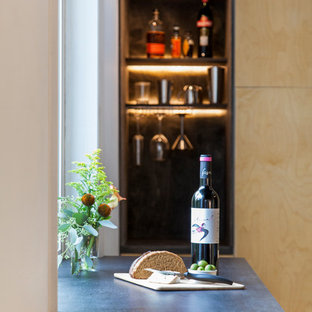 Неиссякаемый источник вдохновения для домашнего уюта: маленькая линейная кухня в современном стиле с обеденным столом и полом из фанеры без острова