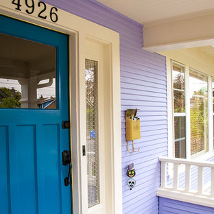 Bild på en mellanstor eklektisk ingång och ytterdörr, med lila väggar, en enkeldörr och en blå dörr