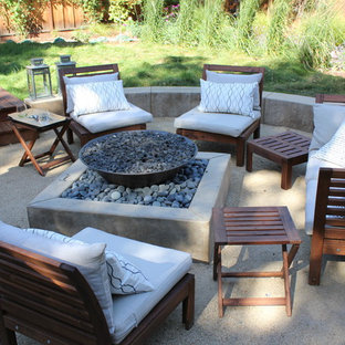 Пример оригинального дизайна: дворик среднего размера на заднем дворе в современном стиле с местом для костра и покрытием из гранитной крошки без защиты от солнца